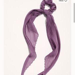 Pleated scarf pony